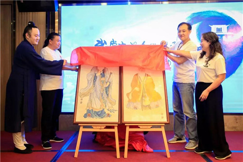 紫梦老师为张三丰祖师瓷板画像开始揭幕仪式